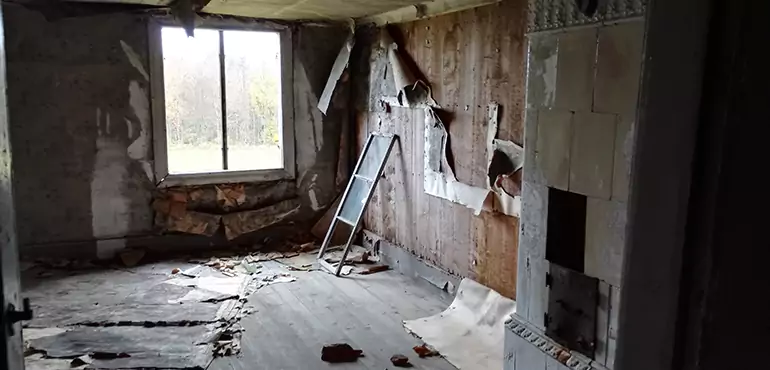 Why Selling a Distressed House Through Traditional Methods Fails in Comstock Park
